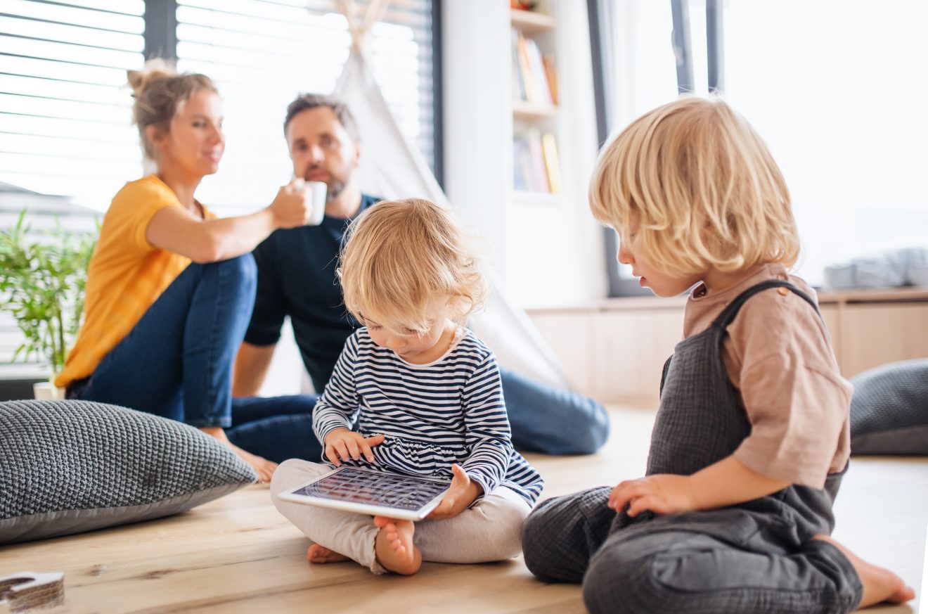 5 CONSIGLI PER UN CORRETTO USO DI TABLET E SMARTPHONE DA PARTE DEI BAMBINI