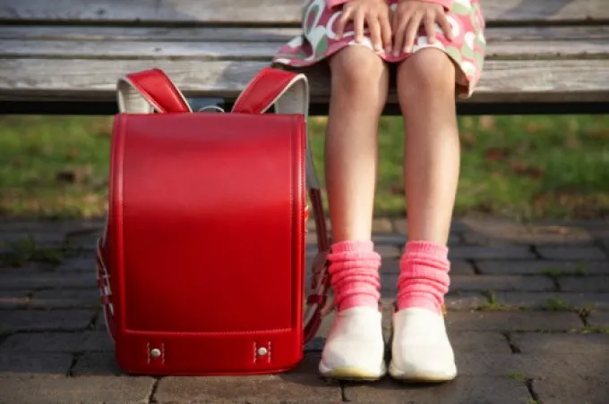 Ritorno a scuola: occhio agli zaini pesanti!